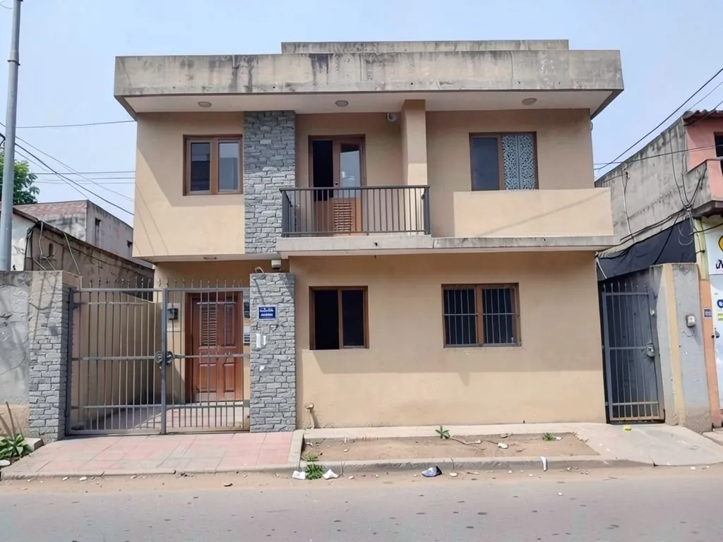 The same house front with a narrow grey stone cladding column beside the balcony and a slim dark railing on the balcony; beige plaster kept